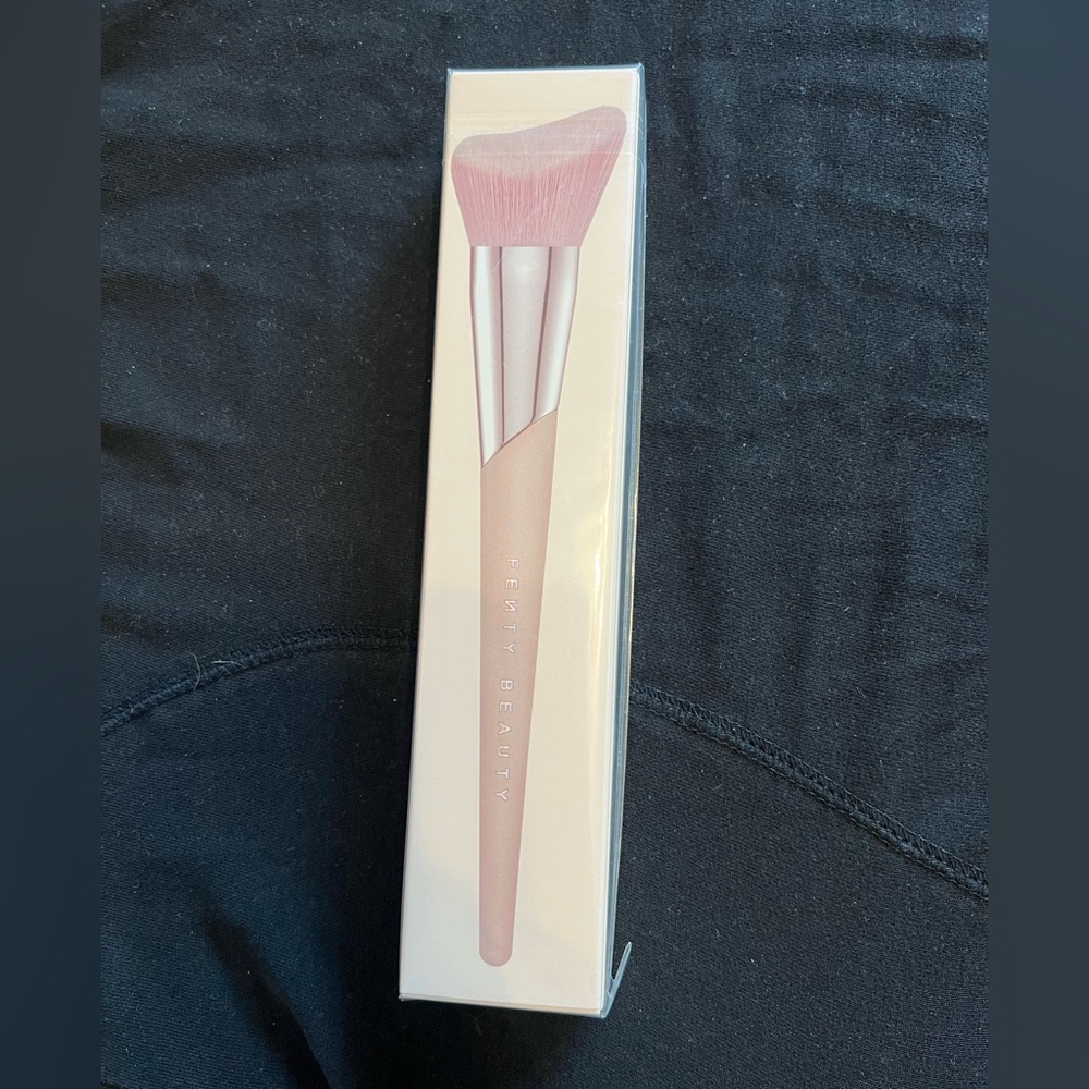 Fenty Beauty Cheek Hugging Bronzer Brush